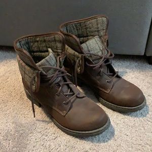 B.o.c. Women’s brown leather boots with plaid